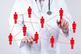 Foto: Arzt mit virtuellen Patienten als Netzwerk